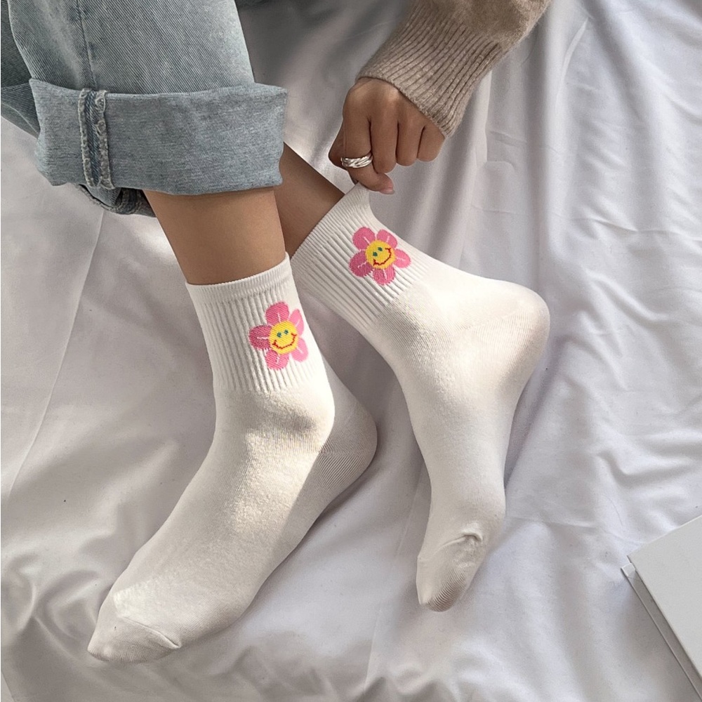 Smiley Daisy Socks - Picture 4 of 8